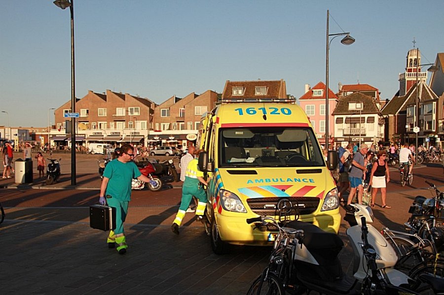 Man onwel op strand nabij de zeilvereniging